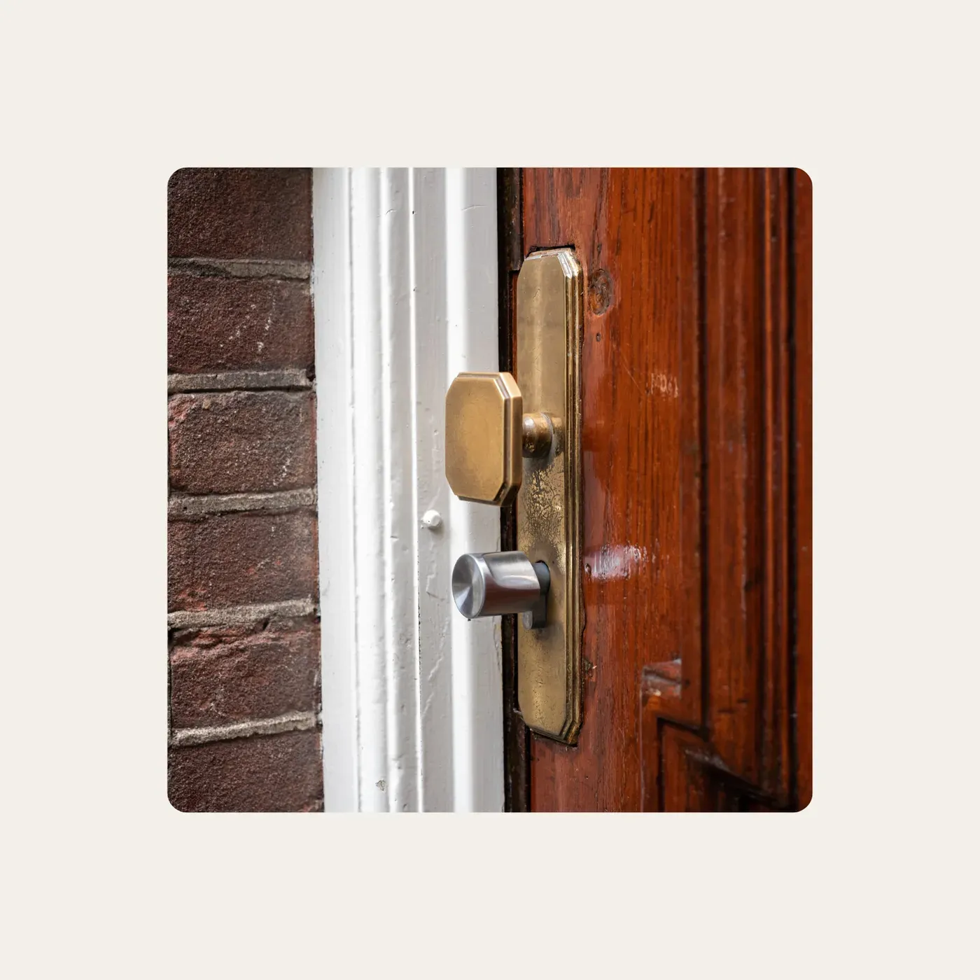 Bouton extérieur du cylindre Bold posé sur une porte d'entrée en bois