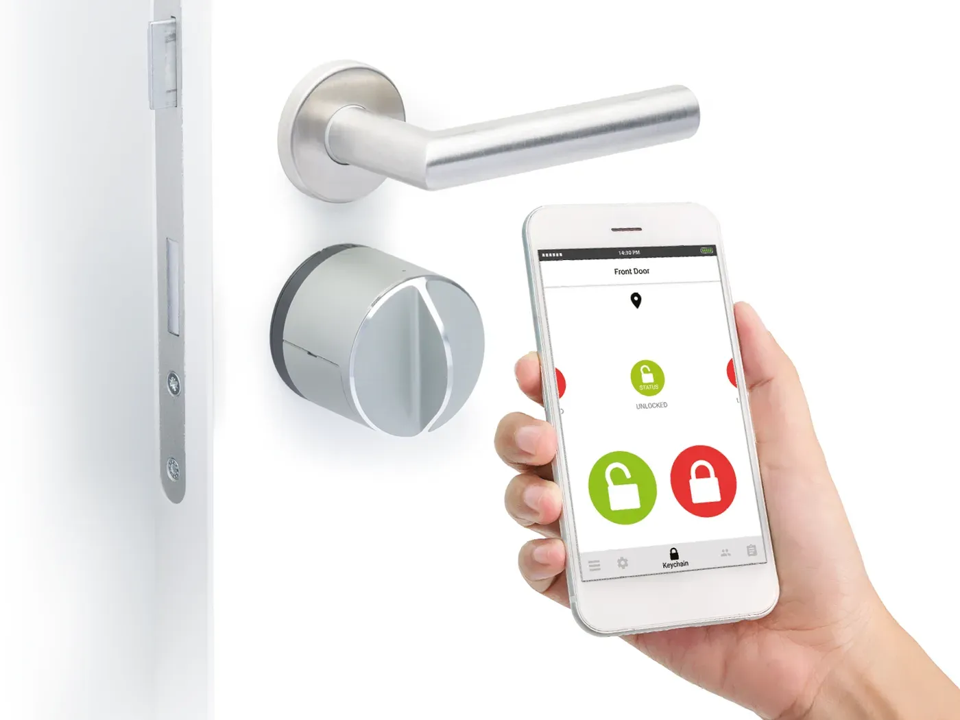 Danalock V3 posée sous la poignée d'une porte, commandée depuis un téléphone