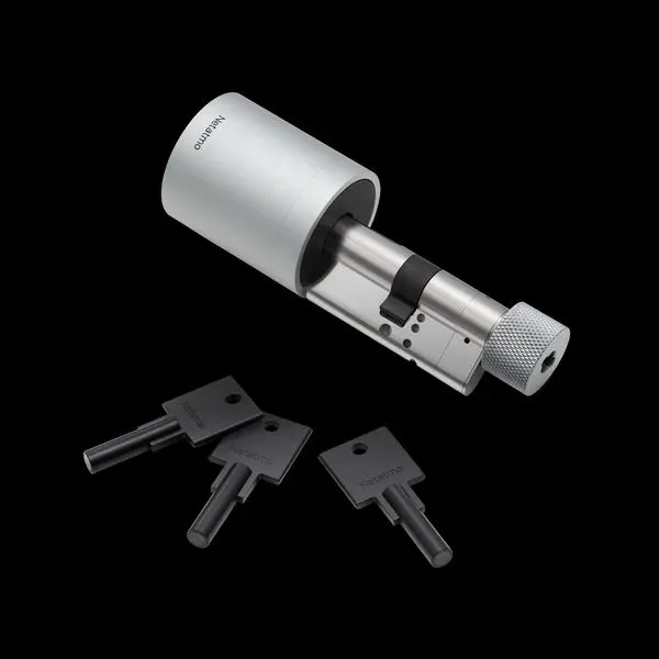 Cylindre Netatmo Smart Doorlock argenté, bouton moleté extérieur, et trois clés NFC noires