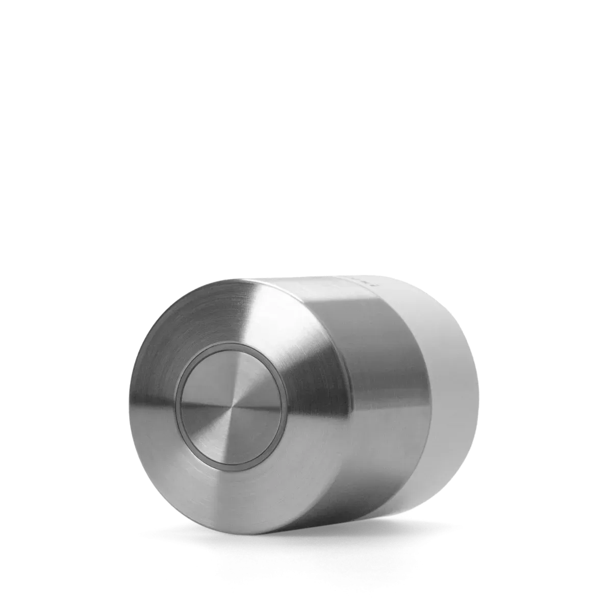 Nuki Smart Lock Pro, boîtier cylindrique en acier brossé et anneau blanc, vu de trois quarts