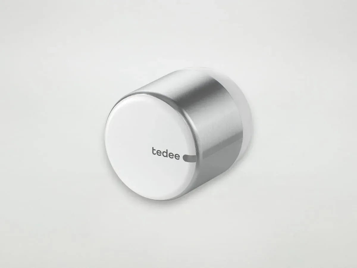 Serrure connectée Tedee Go 2 argent et blanc, cylindre compact marqué tedee